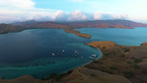 vista aérea del parque nacional de komodo isla de flores indonesia, viaje destino turístico parque de cruceros en la bahía prístina agua clara del océano hermoso archipiélago paraíso de vacaciones