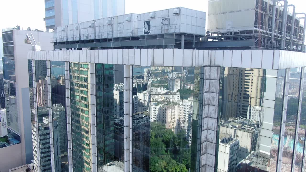 거대 주거용 건물의 유리 패널을 반사하는 홍콩 스카이라인, 공중 전망