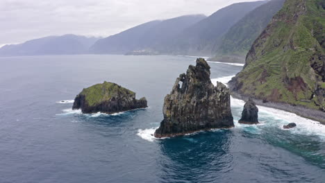 Paisaje-Marino-Con-Formación-Rocosa-En-Un-Día-Nublado