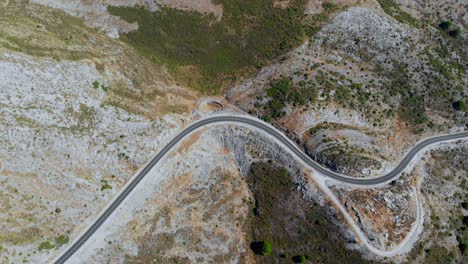 imágenes de un avión no tripulado de una carretera curva en la naturaleza