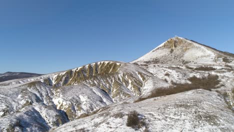 paisaje montañoso nevado con valles erosionados