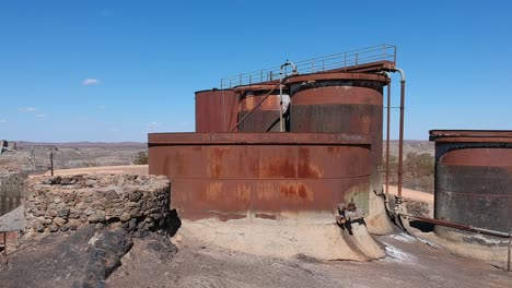 Tanques-De-Agua-Oxidados-De-La-Antigua-Mina