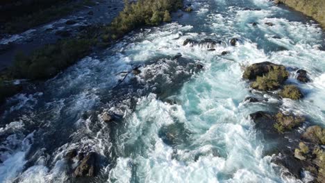 Stromschnellen-Fließen-Zum-Fluss-Petrohue-Mit-Blick-Auf-Den-Vulkan-Osorno-In-Chile