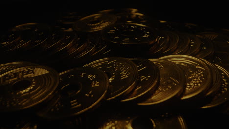 una pila de monedas de yen japonés