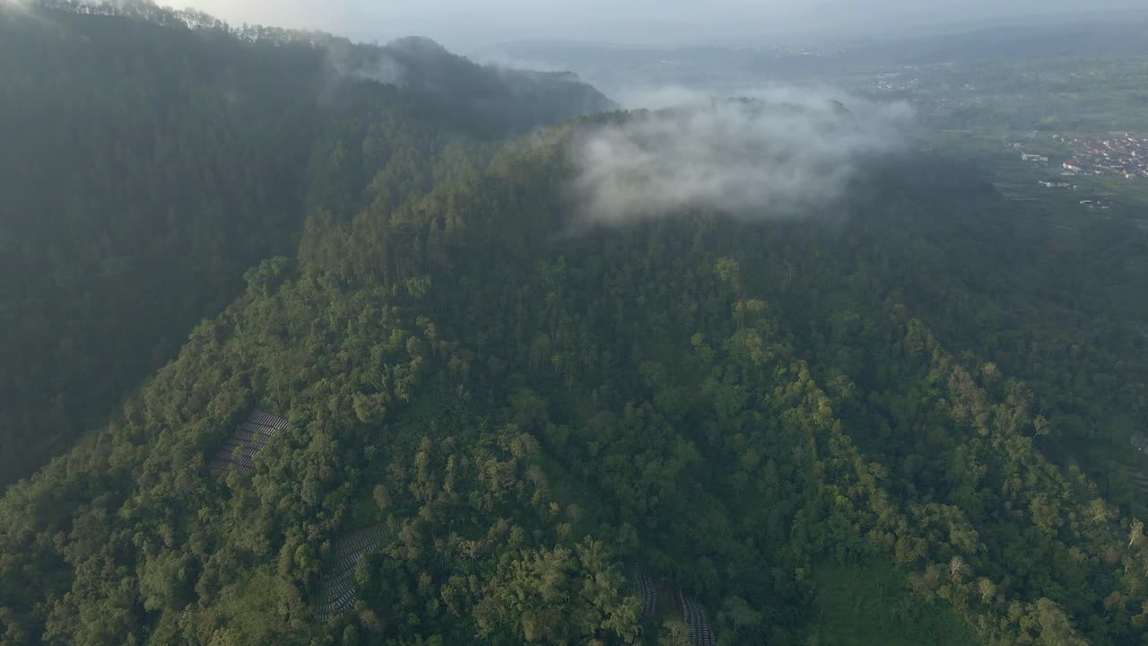 Veduta aerea di un paesaggio naturale di foresta pluviale montuosa