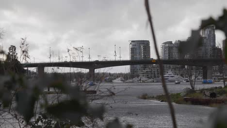 Autos-überqueren-Die-Cambie-Brücke-Bei-Sturm