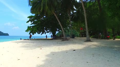 Paradiesischer-Strand-Aus-Weißem-Sand-Mit-Der-Insel-Langkawi,-Malaysia