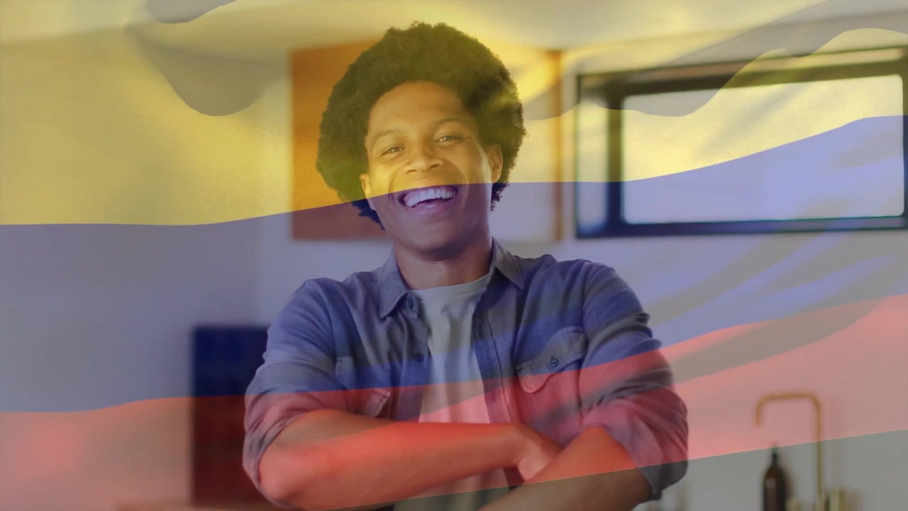 Cocina de estilo de vida mostrando una superposición de bandera mientras un hombre sonríe, ríe y se relaja