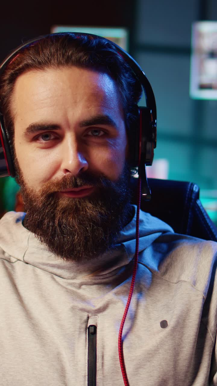 Video verticale di giocatore di eSport che offre un commento coinvolgente mentre combatte gli avversari