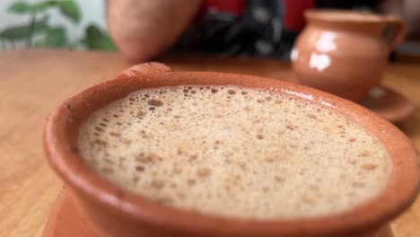 taza tradicional de chocolate mexicano de cerca