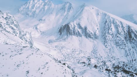 Schneebedeckte-Bergkette-Des-Luftwinters-Mit-Skigebiet-An-Der-Hohen-Tatra,-Slowakei