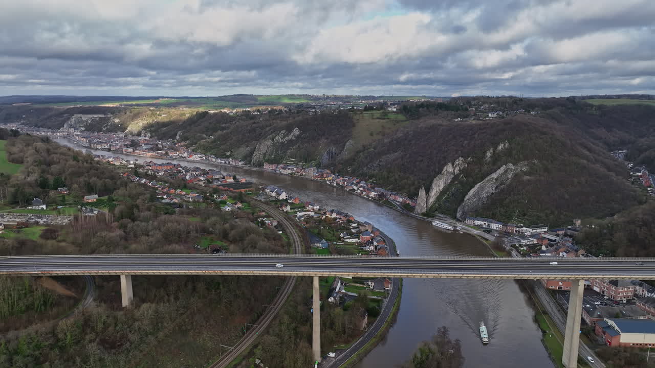 디난트 의 공중 파노라마: 고대 요새 들 이 활기찬 강변 과 만나는 곳