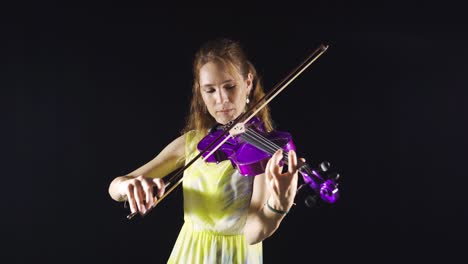 Hermosa-Mujer-Violinista-Tocando-Violín,-Bailando.