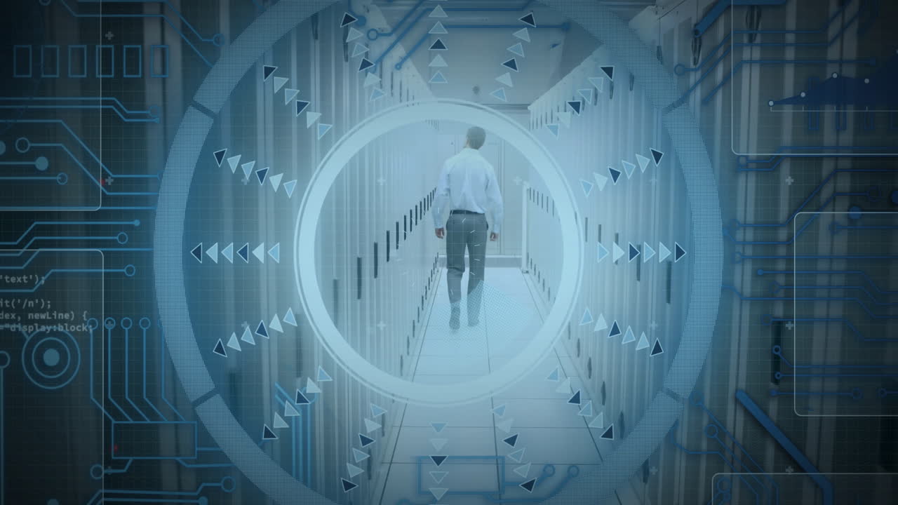 데이터 센터를 걸어가는 사람, 디지털 인터페이스 애니메이션으로 둘러싸인 사람
