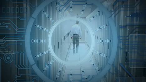 caminando por el centro de datos, el hombre rodeado de animación de interfaz digital