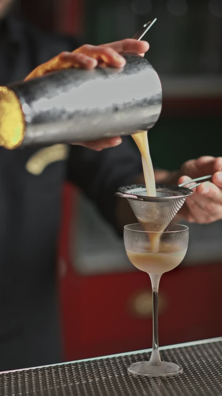 cocktail verter bebida servicio perfecto 50 fps disminuido a 50% de velocidad