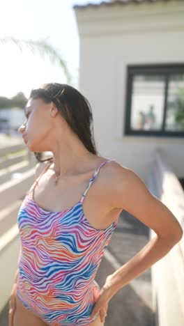 mujer en traje de baño colorido al aire libre