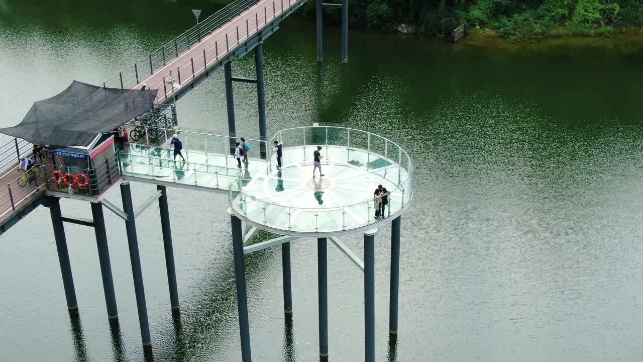 작은 강이 잘 보이는 스카이워크