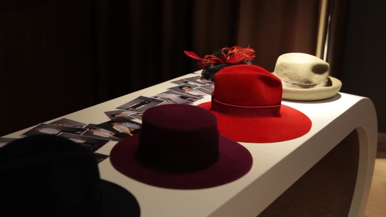 세련된 모자 전시