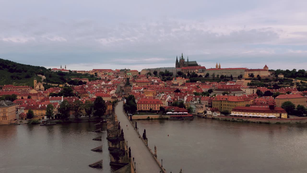 Splendida vista aerea del Ponte Carlo che sorvola la torre del ponte della Città Vecchia a Praga