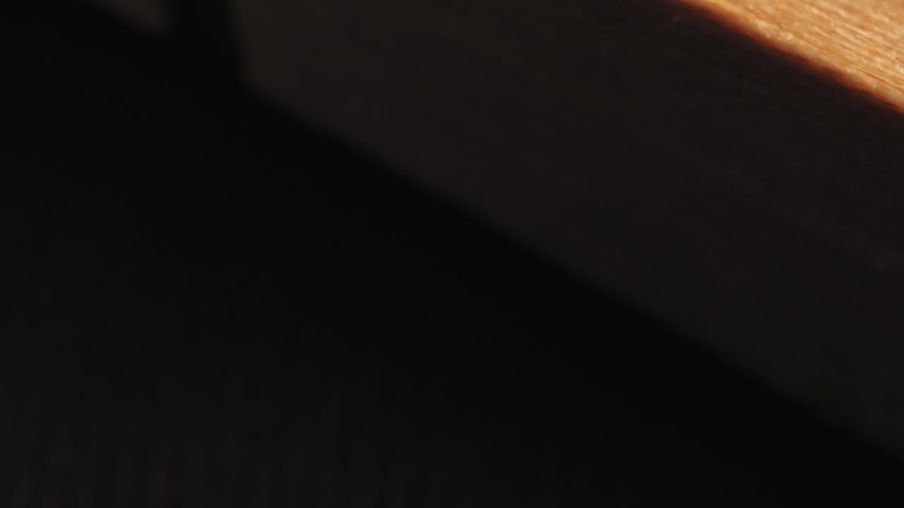 резкий макроснимок деревянной прищепки для одежды на черном фоне