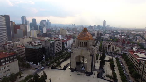 vista panorámica del monumento a la revolución en la ciudad de méxico en una tarde soleada