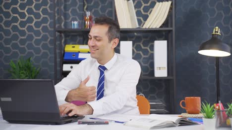 Businessman-feeling-positive-gesture-on-laptop.