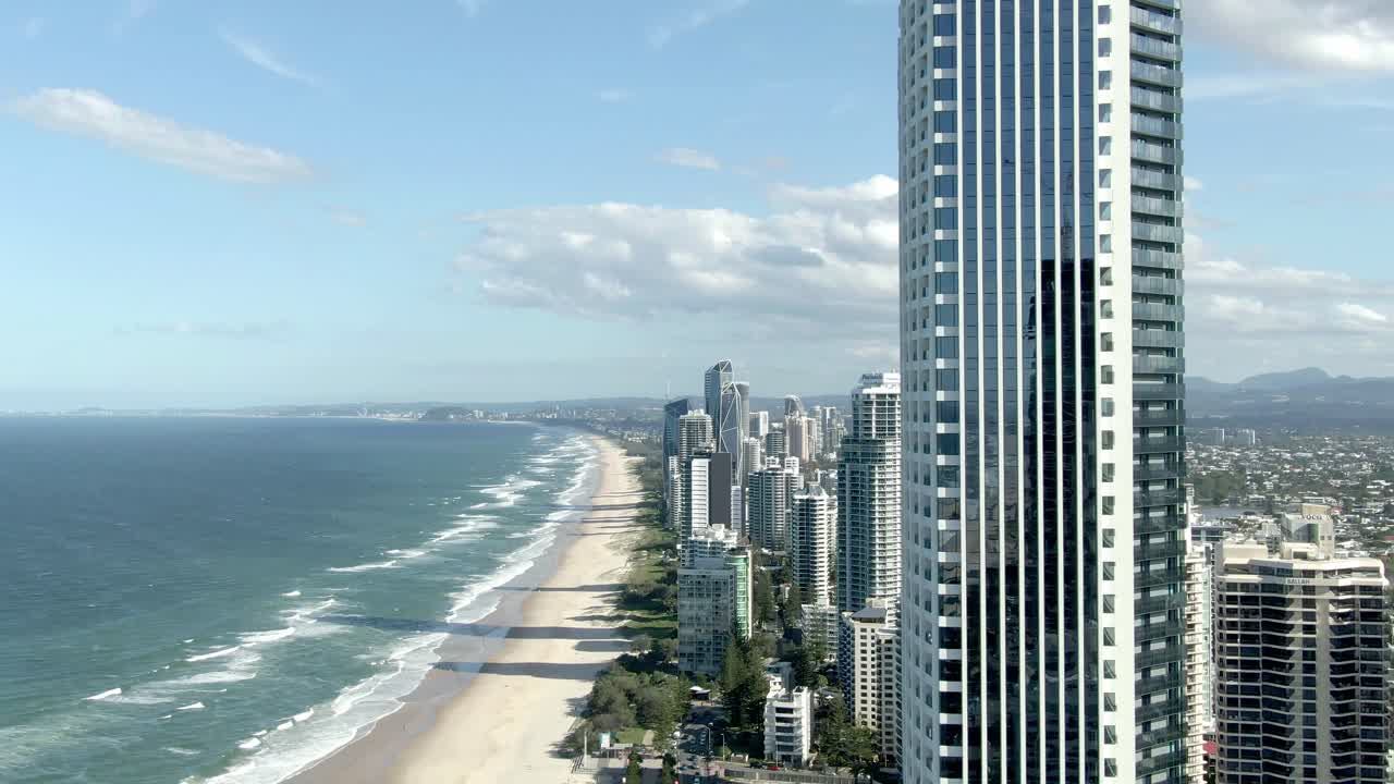 paraíso de los surfistas, queensland, australia -: vista aérea del horizonte de la costa dorada que muestra el crecimiento urbano en la zona