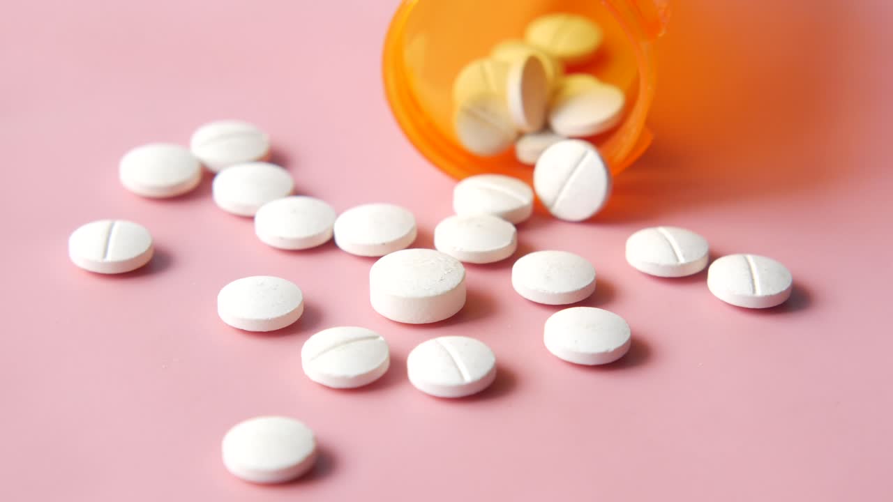 오렌지색 병에서 흘러내린  알약