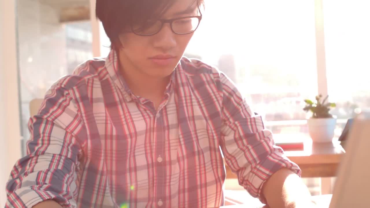 un hombre de negocios hipster enviando un mensaje de texto