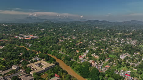 Peradeniya,-Sri-Lanka:-Luftaufnahme-Eines-Universitätscampus-Mit-Einer-V3-Drohne,-Die-Mahaweli-Ganga,-Die-Flussüberquerung,-Die-Teufelsbrücke-Yakaa-Paalama-Und-Die-Vororte-Am-Hang-Von-Kandy-Einfängt-–-Aufgenommen-Mit-Mavic-3-Cine-–-April-2023