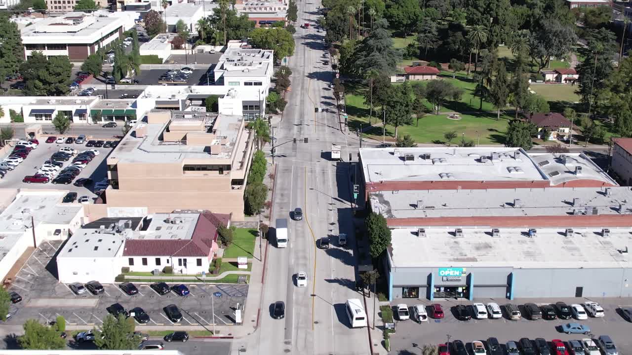 Vista aerea sopra Fairoaks, Los Angeles, California, con veicoli che transitano sulle corsie in una vista stradale urbana.