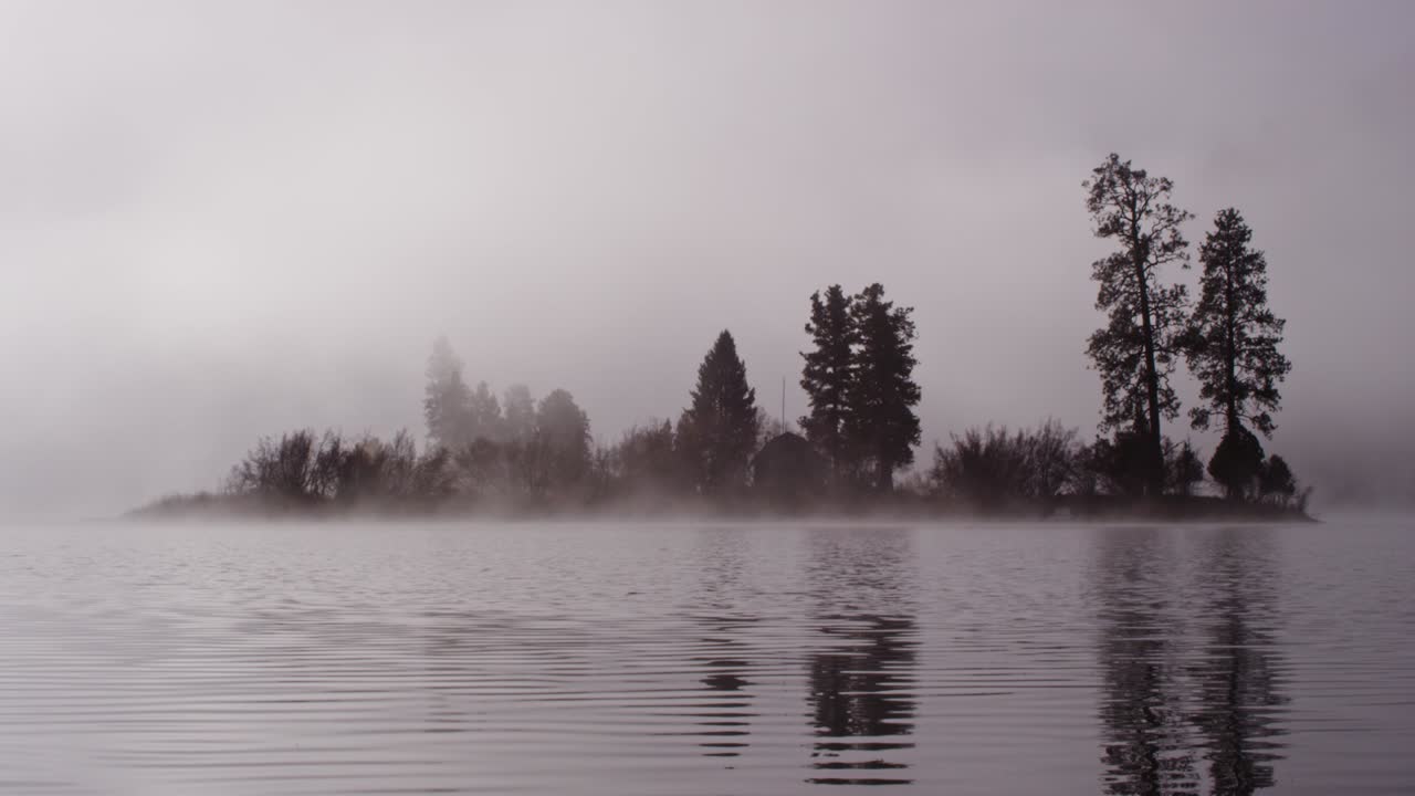 몬태나의 스완 레이크를 가로지르는 안개가 가득한 극적인 장면