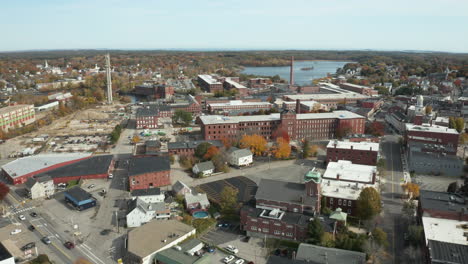 vista aérea de los edificios del antiguo molino y el río saco en el centro de biddeford