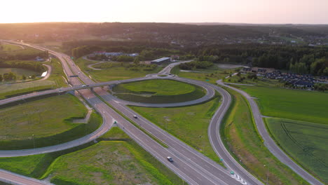 antena aérea de alto ángulo al atardecer de la autopista s6 en kielno, gdynia, polonia