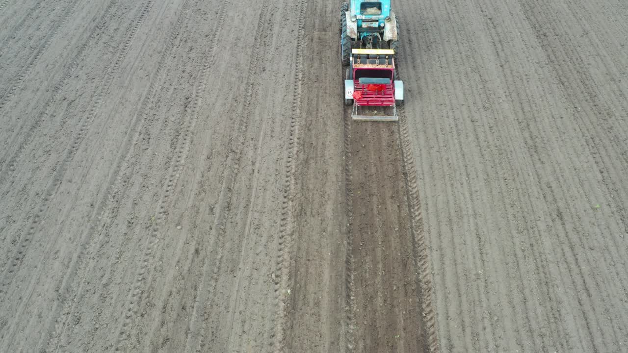 equipo de tractor viejo con dispositivo de siembra de cebolla hacer surco de cultivo, letonia