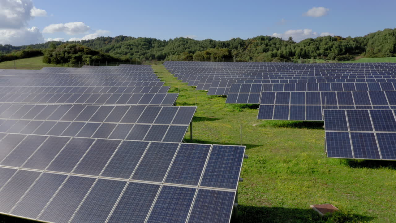 крупный план солнечных батарей на зеленом поле в солнечный день