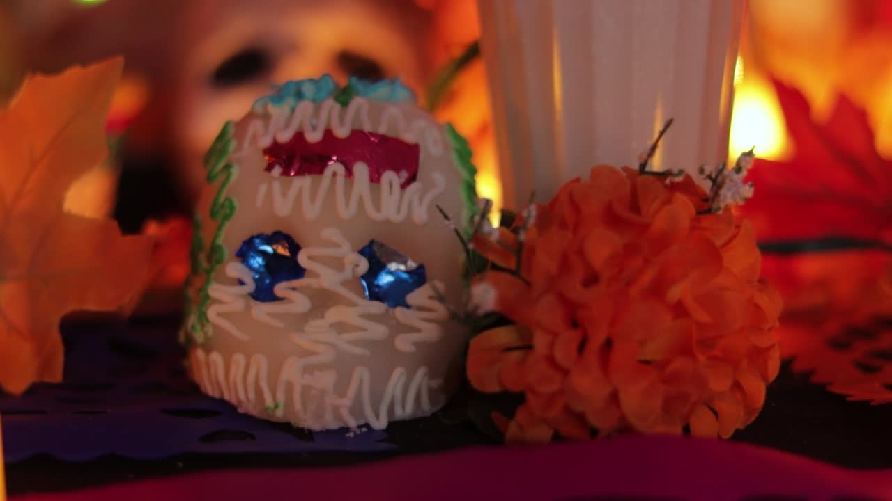 ofrenda de cráneo de azúcar y flor de caléndula en el altar del dia de los muertos