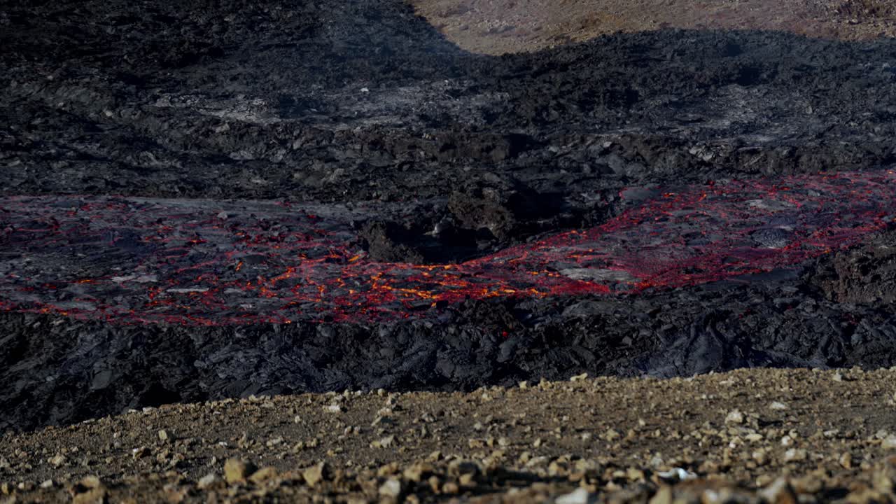 Pengambilan Gambar Magma Cair yang Mengalir Seperti Sungai, Menunjukkan Pergerakan Lahar Pijar dan Panas Menyengat di Permukaan yang Mengalir Halus