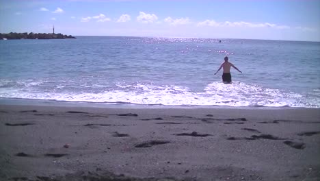 hombre nadando en el mar en la palma