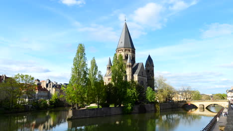 templo neuf junto al puente de las rocas en el río mosela en metz, francia