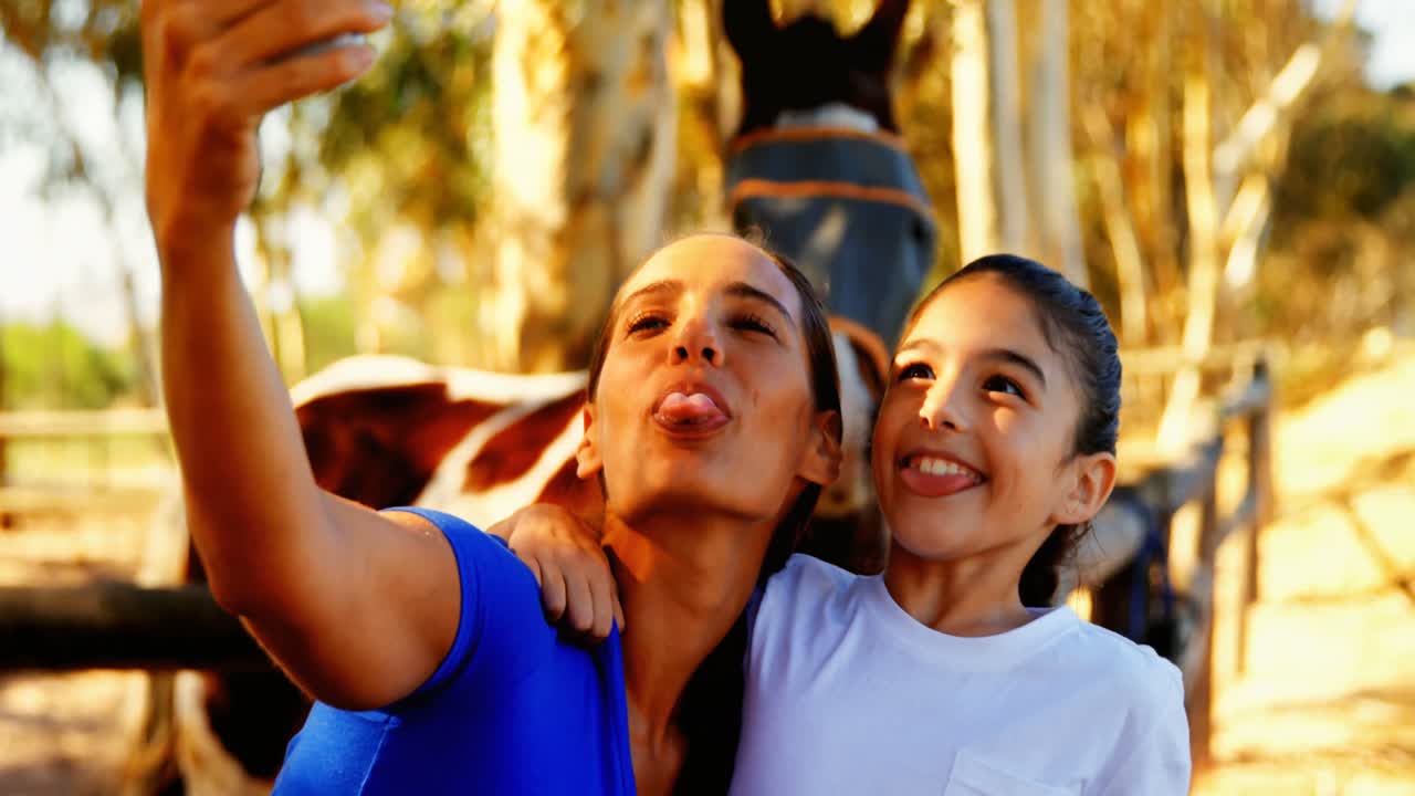 madre e hija tomando una selfie desde el teléfono móvil 4k