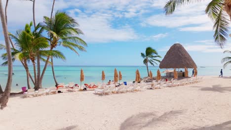 lugar turístico en playa blanca en punta cana, república dominicana - disparo de drones