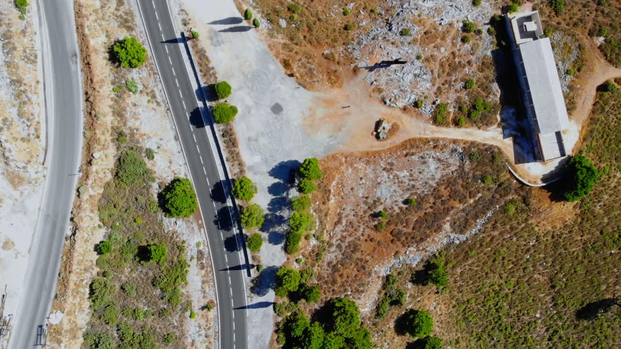 imágenes de drones girando hacia abajo sobre la carretera y la parada en la carretera