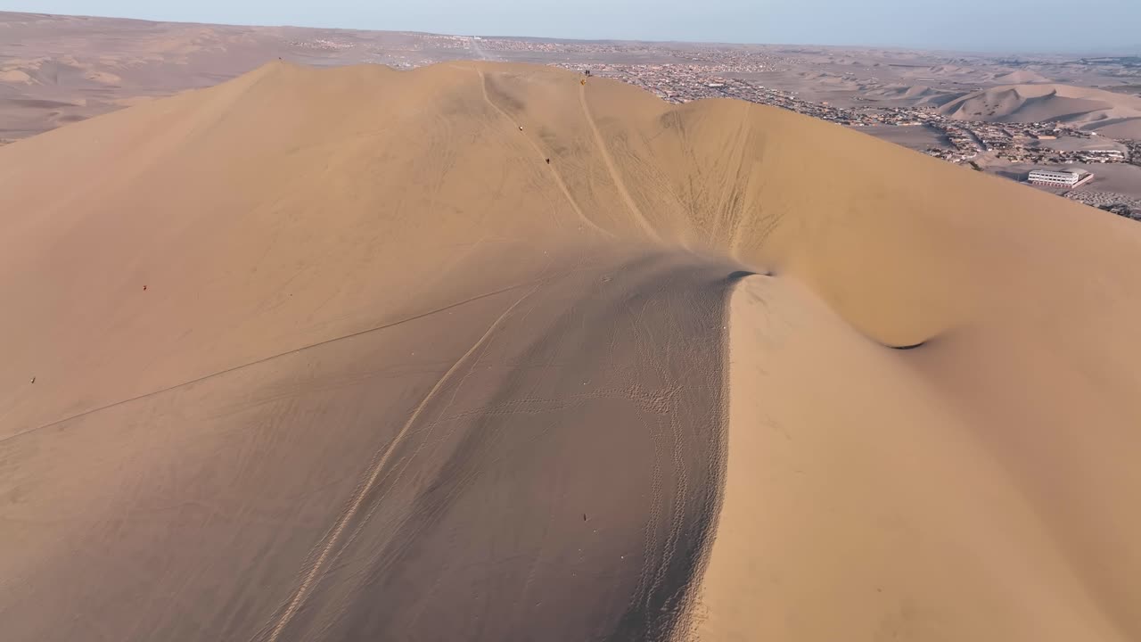 dunas de arena del desierto y ciudad de perú