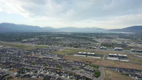 Vista-Panorámica-De-Las-Casas-De-Subdivisiones-En-Traverse-Mountain-Lehi-Utah,-Antena-De-Drones