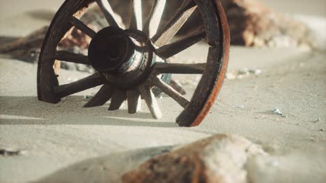 gran rueda de madera en la arena