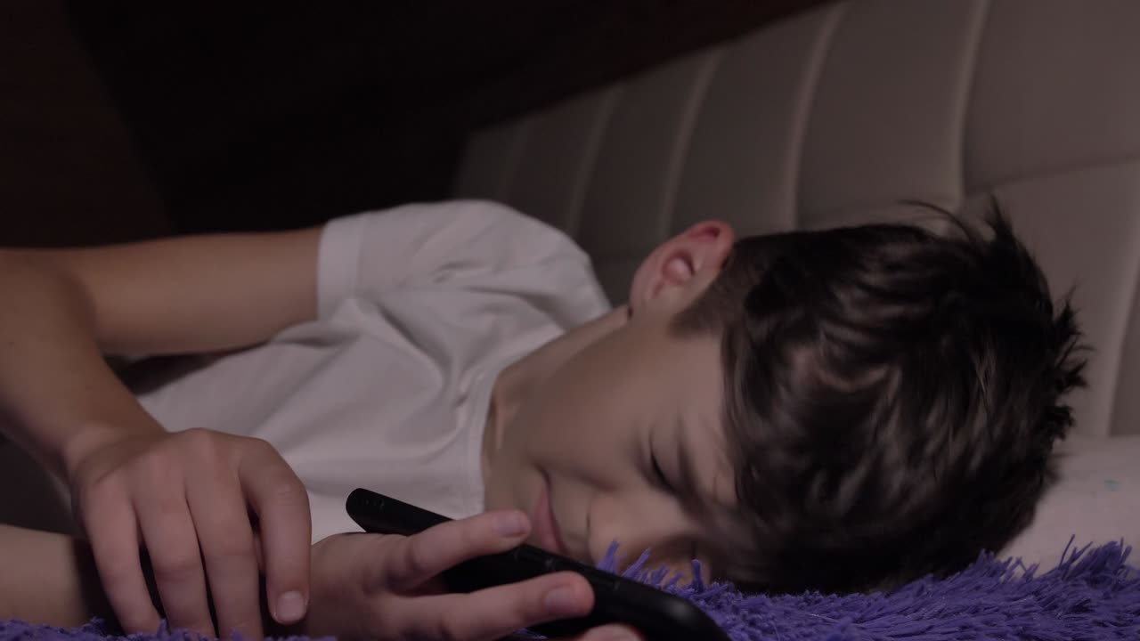 게이머 소년은 밤에 전화로 깨어납니다.