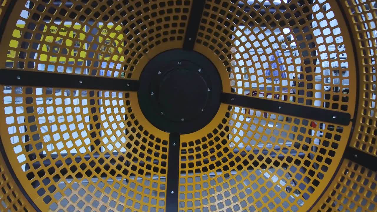 실린더 모양의 시프터. 토양, 분쇄 된 돌 및 다른 느슨한 건축 재료를 시프팅하는 장비