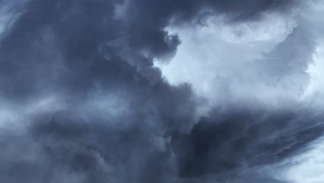 nubes oscuras moviéndose en el cielo con tormenta